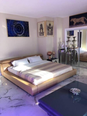 Hollywood Art Studio Apartment